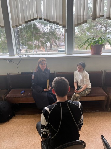 В Оренбургской области сотрудники полиции несут службу в пунктах временного размещения граждан