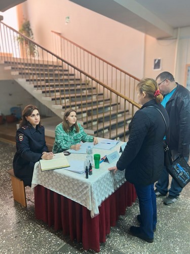 В Оренбургской области сотрудники полиции несут службу в пунктах временного размещения граждан