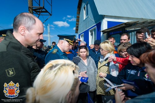 Полномочный представитель Президента РФ в ПФО Игорь Комаров, Глава МЧС России Александр Куренков и губернатор Оренбургской области Денис Паслер работают в Орске Полномочный представитель Президента РФ в ПФО Игорь Комаров, Глава МЧС России Александр Куренков и губернатор Оренбургской области Денис Паслер работают в Орске