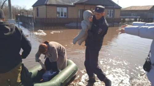 В Курманаевском районе участковый уполномоченный полиции эвакуировал жителей из затопленных домов