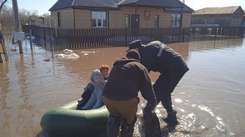 В Курманаевском районе участковый уполномоченный полиции эвакуировал жителей из затопленных домов