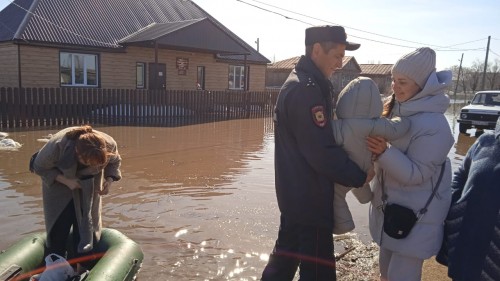 В Курманаевском районе участковый уполномоченный полиции эвакуировал жителей из затопленных домов
