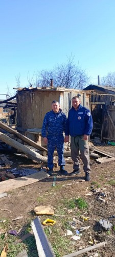 Полицейские в Оренбуржье помогли спасти имущество из горящего дома