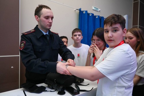 Полицейские Оренбургской области провели масштабную работу с учащимися образовательных учреждений в рамках акции «Твой выбор» «Чистое поколение 2024»