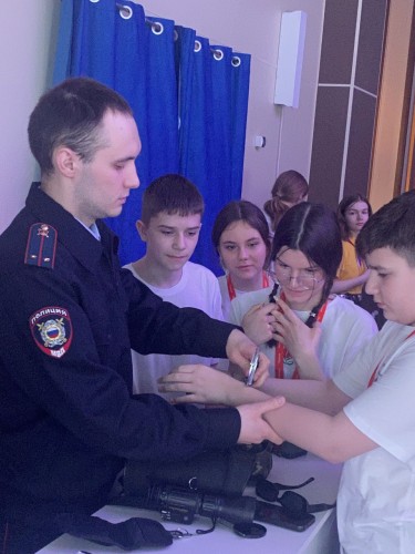 Полицейские Оренбургской области провели масштабную работу с учащимися образовательных учреждений в рамках акции «Твой выбор» «Чистое поколение 2024»