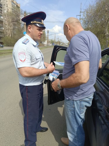 Сотрудники Госавтоинспекции провели акцию «Смотри в оба!» с жителями Оренбуржья