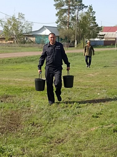 Полицейские с. Ташла помогли пострадавшему от паводка пенсионеру