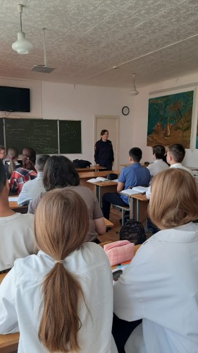 Сотрудники полиции МУ МВД России «Орское» проводят профилактические беседы с подростками в рамках акции «Твой выбор» Сотрудники полиции МУ МВД России «Орское» проводят профилактические беседы с подростками в рамках акции «Твой выбор»