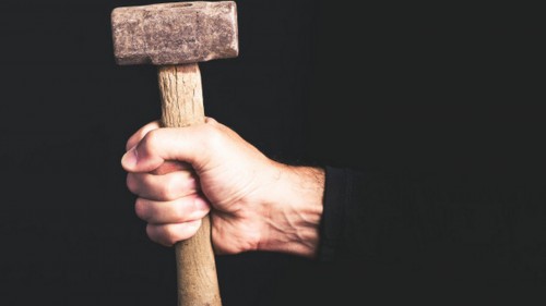 В Орске слесарь попал кувалдой себе по руке