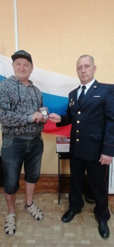 Пострадавшему от паводка бузулучанину полицейские выдали новый паспорт Пострадавшему от паводка бузулучанину полицейские выдали новый паспорт