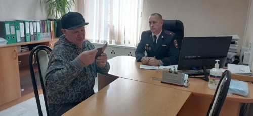 Пострадавшему от паводка бузулучанину полицейские выдали новый паспорт Пострадавшему от паводка бузулучанину полицейские выдали новый паспорт