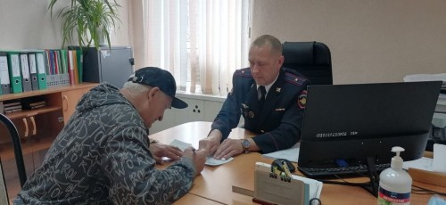 Пострадавшему от паводка бузулучанину полицейские выдали новый паспорт Пострадавшему от паводка бузулучанину полицейские выдали новый паспорт