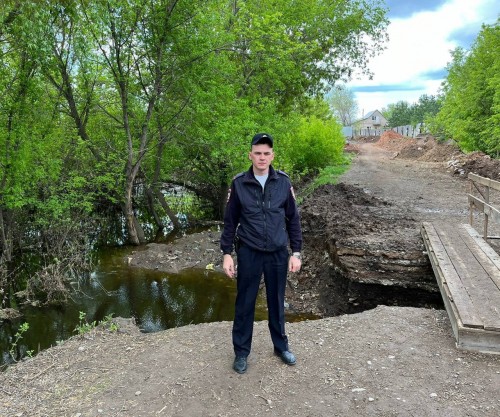 Полицейские продолжают обеспечивать охрану порядка и организацию дорожного движения в зонах подтопления  