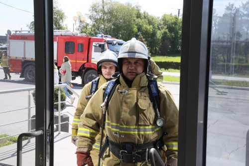 В ходе учений работники управления комбината «Уральская Сталь» продемонстрировали оперативность эвакуации В ходе учений работники управления комбината «Уральская Сталь» продемонстрировали оперативность эвакуации