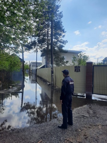 В Оренбурге полицейские продолжают нести службу на подтопленных территориях В Оренбурге полицейские продолжают нести службу на подтопленных территориях