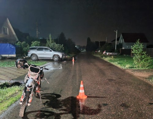 Сотрудниками Госавтоинспекции устанавливаются обстоятельства ДТП с участием несовершеннолетнего водителя питбайка