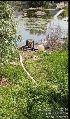 В Бердах до сих пор откачивают воду после паводка В Бердах до сих пор откачивают воду после паводка