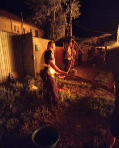 Полицейские Октябрьского района оказали помощь жителям в тушении пожара Полицейские Октябрьского района оказали помощь жителям в тушении пожара