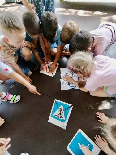 Сотрудники Госавтоинспекции Оренбурга активно внедряют в процесс обучения дошкольников прогулки «Безопасный переход» Сотрудники Госавтоинспекции Оренбурга активно внедряют в процесс обучения дошкольников прогулки «Безопасный переход»