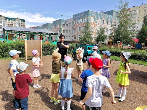 Сотрудники Госавтоинспекции Оренбурга активно внедряют в процесс обучения дошкольников прогулки «Безопасный переход» Сотрудники Госавтоинспекции Оренбурга активно внедряют в процесс обучения дошкольников прогулки «Безопасный переход»