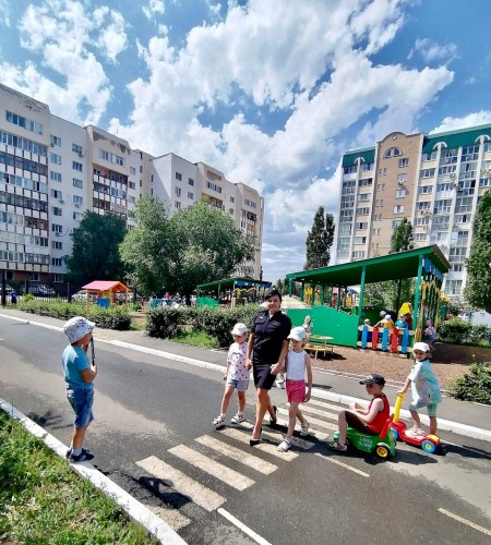 Сотрудники Госавтоинспекции Оренбурга активно внедряют в процесс обучения дошкольников прогулки «Безопасный переход» Сотрудники Госавтоинспекции Оренбурга активно внедряют в процесс обучения дошкольников прогулки «Безопасный переход»