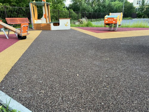 Технология укладки резинового покрытия на детской площадке