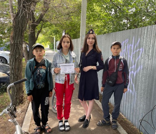 Сотрудники ПДН ОМВД России по Соль-Илецкому городскому округу и общественники проводят профилактическую работу по безопасности детей на воде Сотрудники ПДН ОМВД России по Соль-Илецкому городскому округу и общественники проводят профилактическую работу по безопасности детей на воде