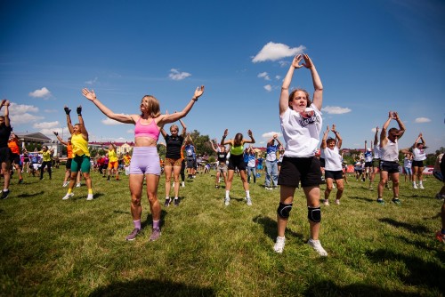При поддержке Уральской Стали и Центра развития и популяризации физкультуры и спорта в Новотроицке установлен рекорд России по выполнению берпи При поддержке Уральской Стали и Центра развития и популяризации физкультуры и спорта в Новотроицке установлен рекорд России по выполнению берпи