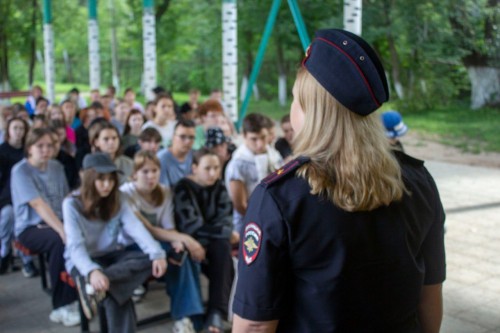 В Оренбурге полицейские рассказали детям о вреде наркотиков В Оренбурге полицейские рассказали детям о вреде наркотиков