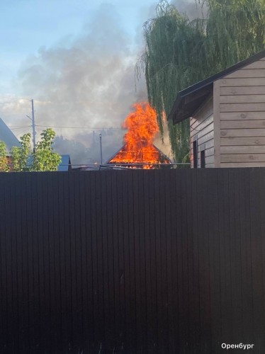 В Оренбурге сгорел дом на улице Владивостокской В Оренбурге сгорел дом на улице Владивостокской