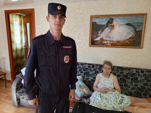 Сотрудник полиции Оренбургской области помог оказавшейся в беде одинокой женщине-инвалиду Сотрудник полиции Оренбургской области помог оказавшейся в беде одинокой женщине-инвалиду