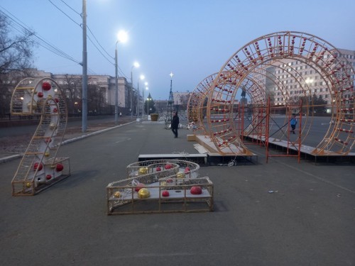 На площади имени Ленина в Оренбурге продолжают возводить новогодний городок