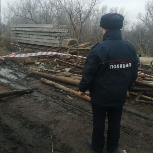 В Бузулуке сотрудники полиции обеспечивают охрану места обнаружения артиллерийского снаряда В Бузулуке сотрудники полиции обеспечивают охрану места обнаружения артиллерийского снаряда