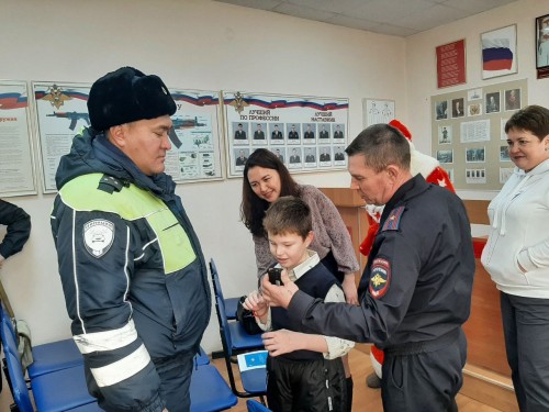 В рамках проекта «Елка желаний» и акции «Полицейский Дед Мороз» сотрудники полиции Новоорского района и общественники исполнили новогоднюю мечту 10-летнего ребенка