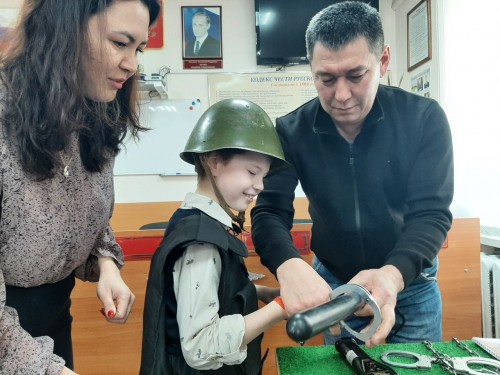 В рамках проекта «Елка желаний» и акции «Полицейский Дед Мороз» сотрудники полиции Новоорского района и общественники исполнили новогоднюю мечту 10-летнего ребенка