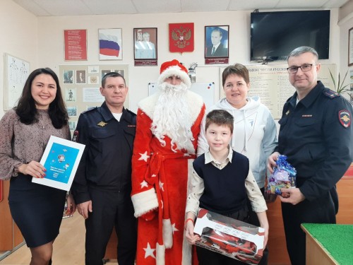 В рамках проекта «Елка желаний» и акции «Полицейский Дед Мороз» сотрудники полиции Новоорского района и общественники исполнили новогоднюю мечту 10-летнего ребенка