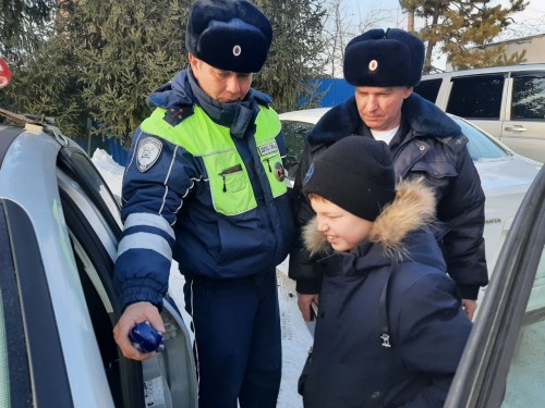 В рамках проекта «Елка желаний» и акции «Полицейский Дед Мороз» сотрудники полиции Новоорского района и общественники исполнили новогоднюю мечту 10-летнего ребенка