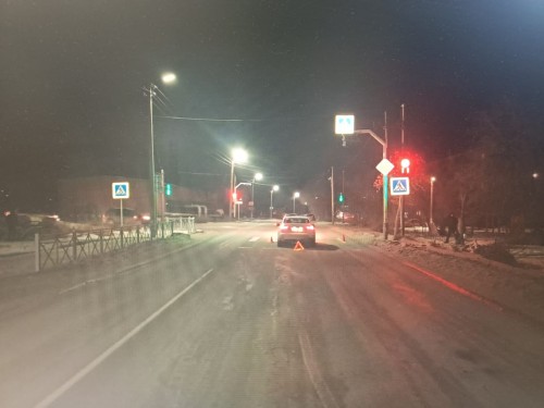 В Новотроицке пешеход шёл на красный свет и попал под колёса автомобиля