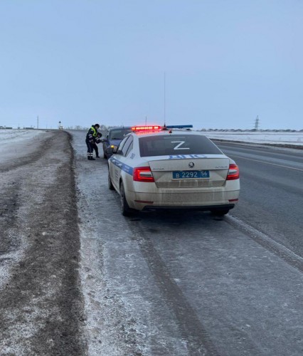 Автоинспекторы Бузулука пришли на помощь водителю, у которого закончился бензин