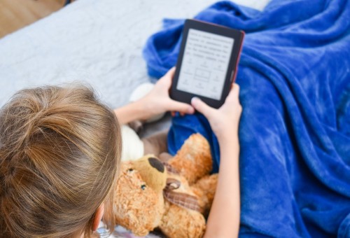 Ностальгия и отдых: «ЛитРес» и «Ростелеком» узнали, почему взрослые выбирают детский контент