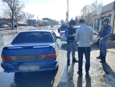 Росгвардейцы задержали гражданина, который угрожая ножом завладел чужим автомобилем Росгвардейцы задержали гражданина, который угрожая ножом завладел чужим автомобилем