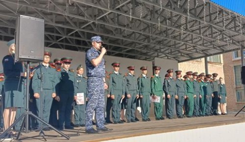 Росгвардейцы приняли участие в итоговом собрании в кадетских классах