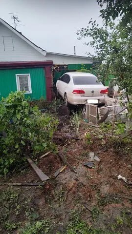 В Абдулино машина врезалась в дом