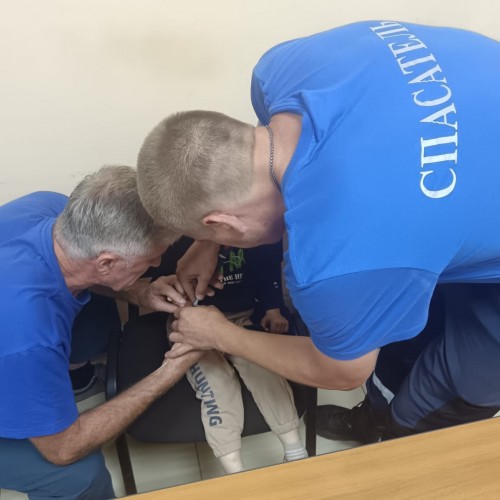 Оренбургские спасатели освободили малыша от застрявшей на пальце шайбы