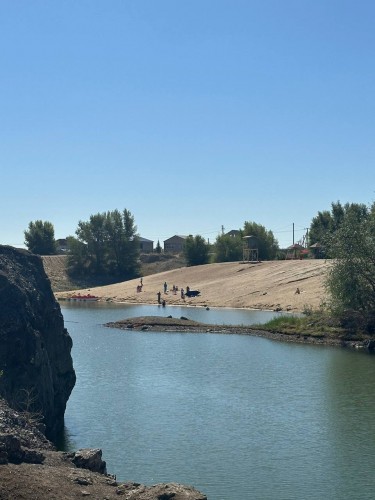 В Новотроицке на озере Забой идёт благоустройство городского пляжа