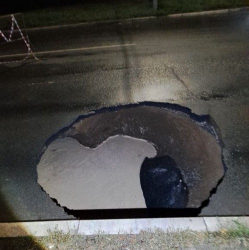 В Оренбурге устраняют провал на улице Волгоградской В Оренбурге устраняют провал на улице Волгоградской