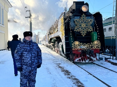 В Оренбурге росгвардейцы обеспечили правопорядок во время прибытия поезда Деда Мороза