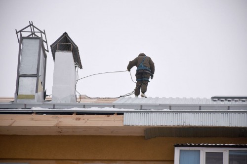 В доме на проезде Больничном завершают монтаж профнастила и ремонт фасада