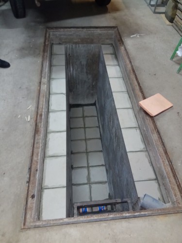 В Кувандыке водитель упал в смотровую яму и получил травмы 