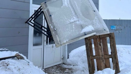 В Ташле на 78-летнюю женщину упал козырек магазина В Ташле на 78-летнюю женщину упал козырек магазина